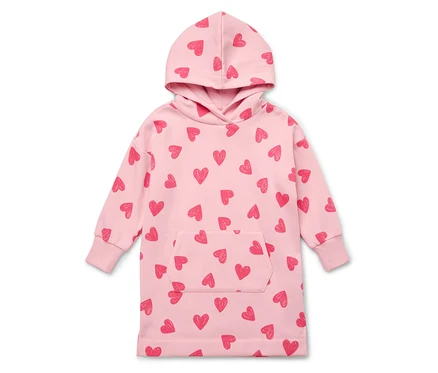 Ein rosa Hoodie-Kleid mit rotem Herzmuster liegt flach.