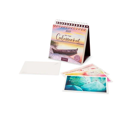 Schreibtischkalender für 2027 mit dem Titel „GELASSENHEIT“, der ein Boot auf einem See bei Sonnenuntergang zeigt, und 53 Postkarten, von denen einige mit Zitaten und eine leer sind.