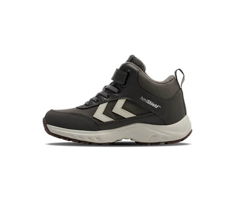 Dunkelgrauer hummel® Turnschuh »Root Tex Jr« mit hellbeigen Chevron-Streifen, Klettverschluss und Schnürsenkeln.