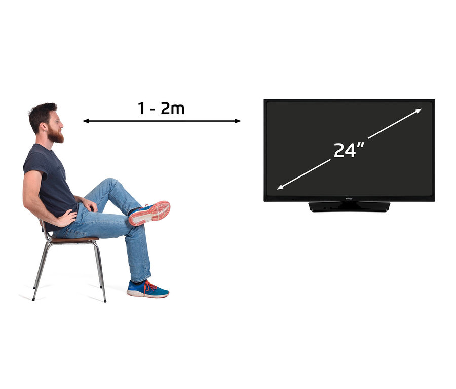 Mann sitzt auf einem Stuhl und schaut auf einen 24-Zoll-HD-LED-Fernseher von Lenco mit DVD-Player.