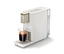 Qbo ICONIC Light Gold Kaffeemaschine füllt eine Tasse mit Kaffee.