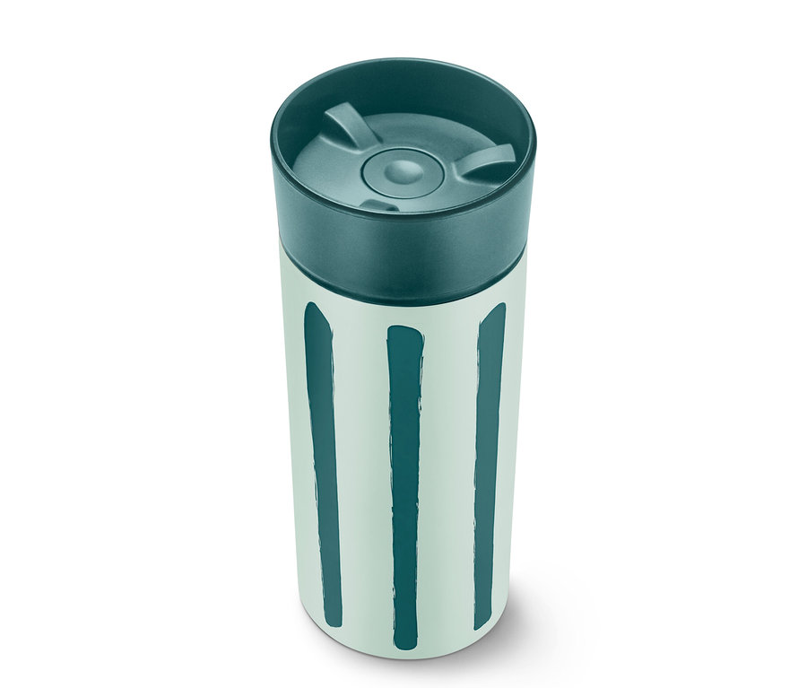 Ein Coffee-to-go-Becher mit Streifenmuster steht auf einem weißen Untergrund.