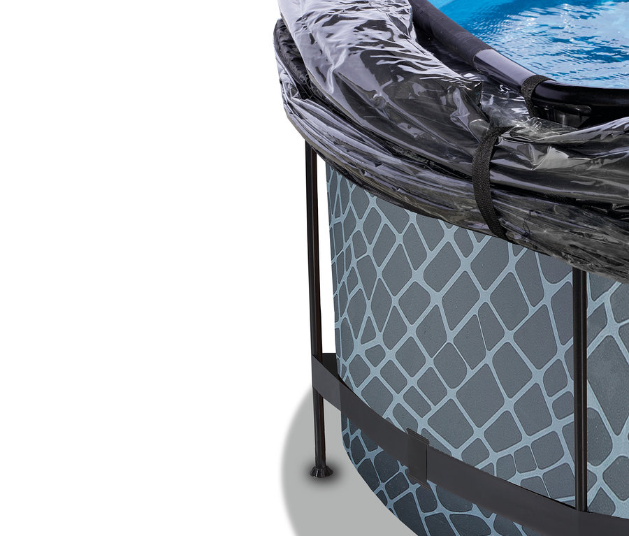 Nahaufnahme des EXIT Pool-Sets »STONE«, ca. 360 cm, mit grauer Außenwand, hellblauem Muster und schwarzem Metallrahmen. Der Pool ist mit einer transparenten Abdeckung gesichert.
