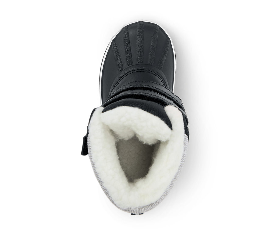 Draufsicht auf einen schwarzen Winterstiefel mit weißem Kunstfellfutter und Klettverschluss.