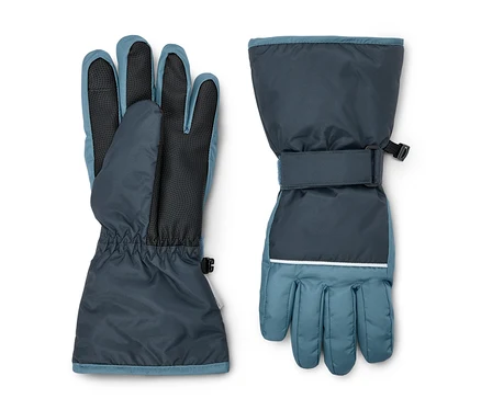 Zwei Handschuhe in Dunkelblau und Hellblau, der linke mit schwarzer Handfläche, der rechte mit weißem Reflexstreifen und verstellbarem Riemen.