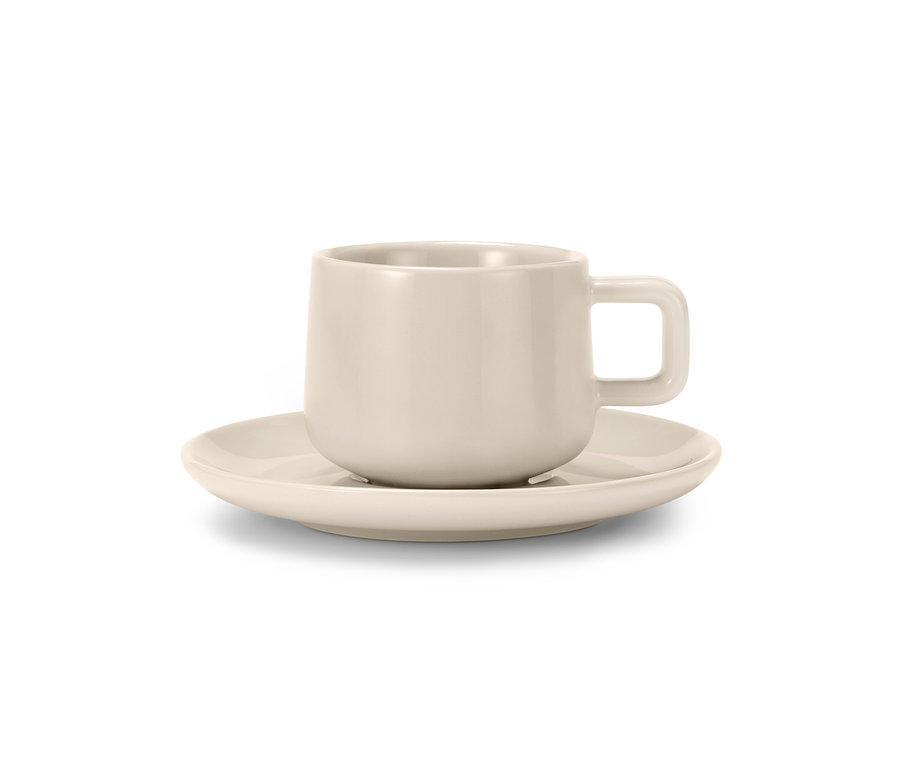 Eine beige Tasse steht auf einer Untertasse.