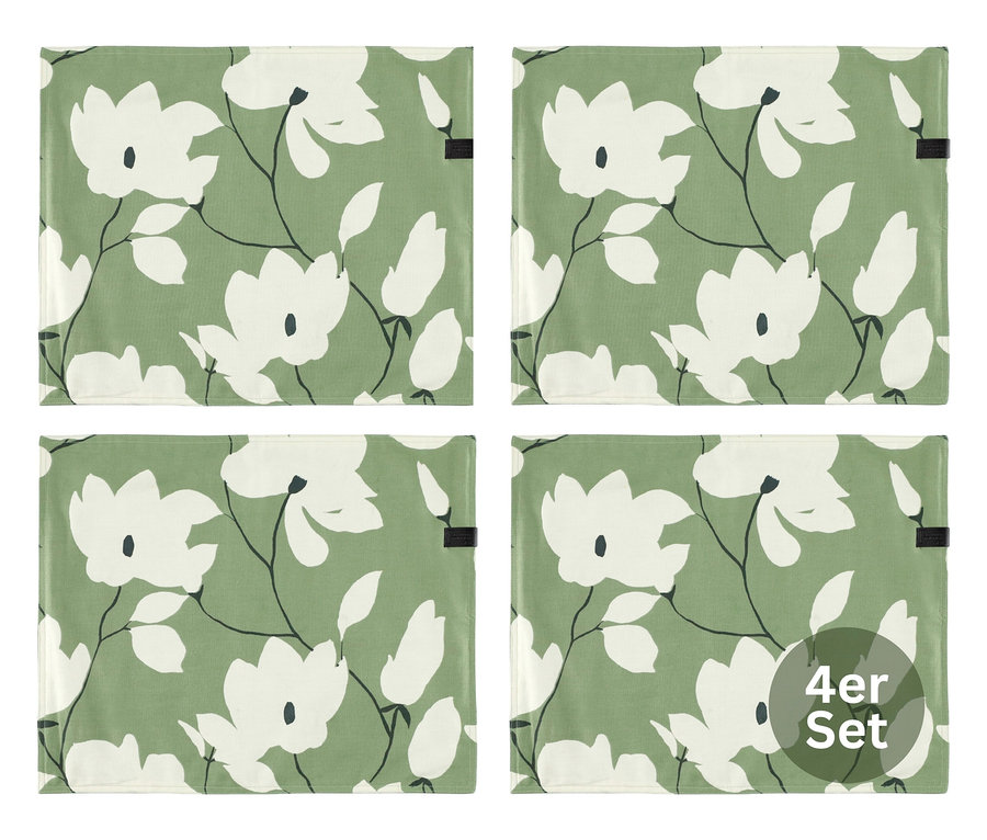 Vier hellgrüne Tischsets mit weißem Blumenmuster und dunklen Stielen.