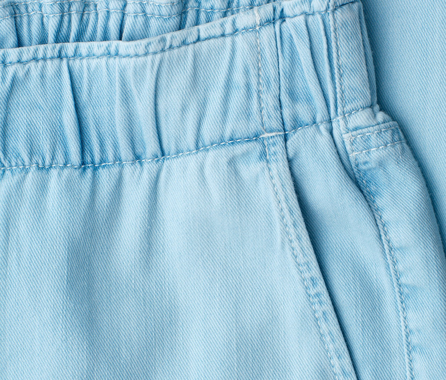 Nahaufnahme einer hellblauen Street One Jeans »Emee« mit elastischem Bund und einer Seitentasche.