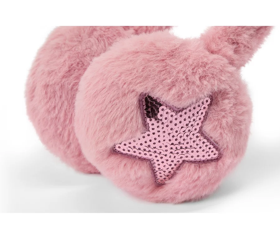 Nahaufnahme von rosa flauschigen Ohrenschützern mit einem rosa Paillettenstern auf einer Ohrmuschel.