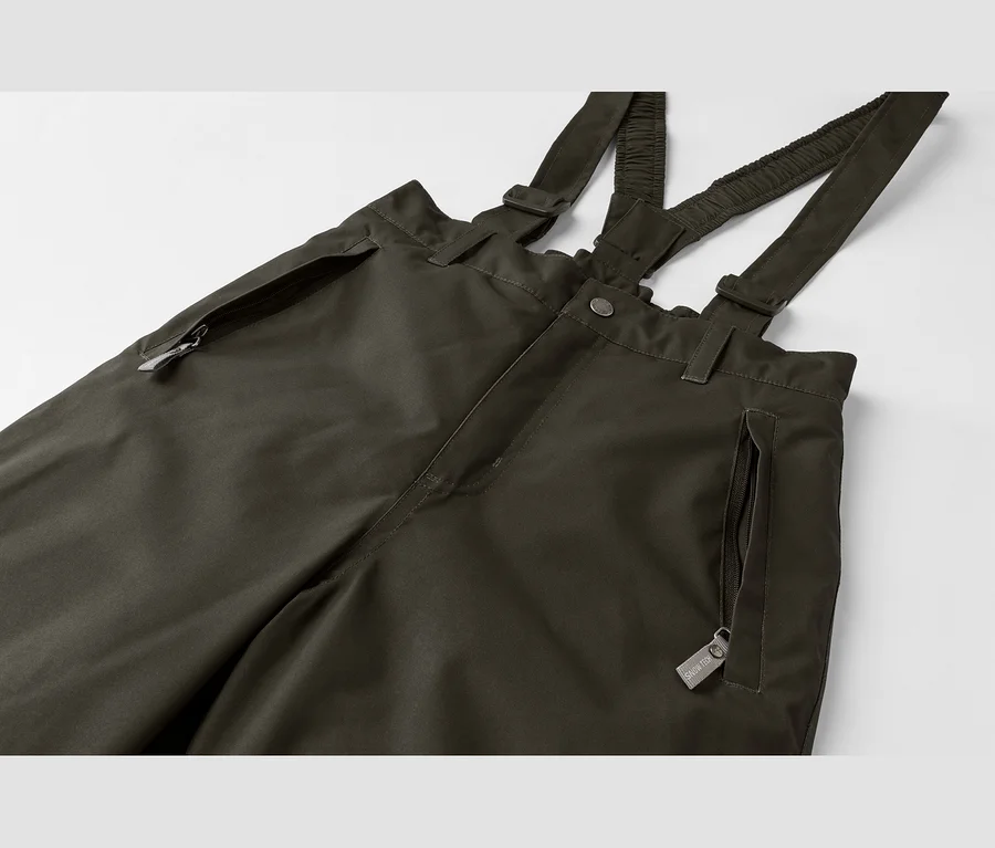 Dunkelgrüne Skihose mit elastischen Hosenträgern und Reißverschlusstaschen, flach auf weißem Untergrund liegend.