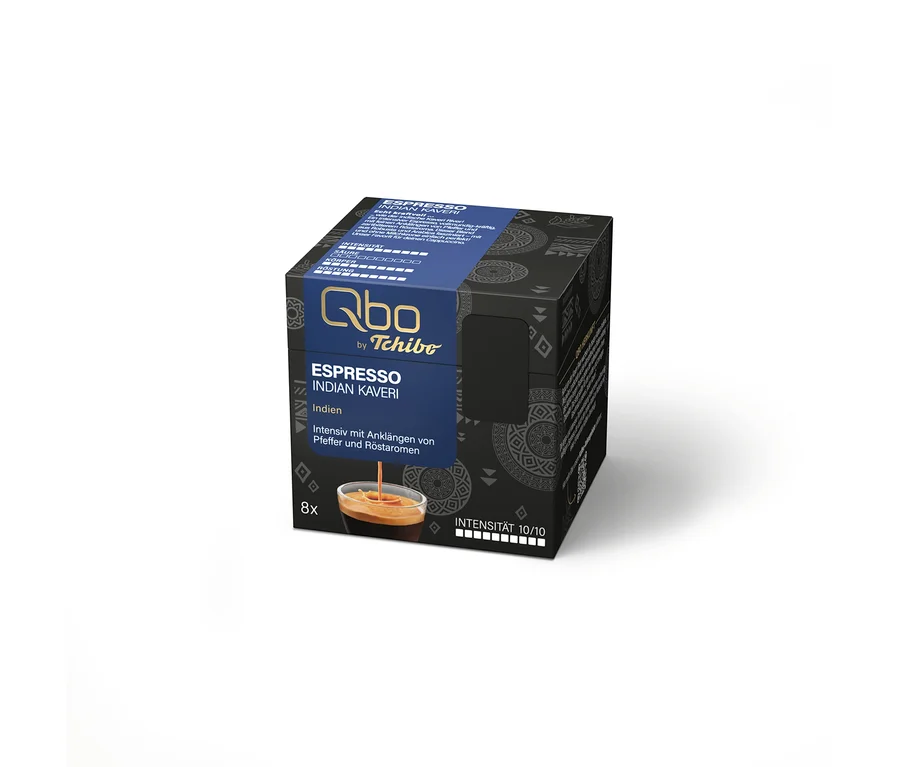 Eine Qbo by Tchibo Espresso Indian Kaveri Kapselpackung ist zu sehen. Auf der Packung ist ein Espresso im Glas abgebildet. Intensität 10/10.