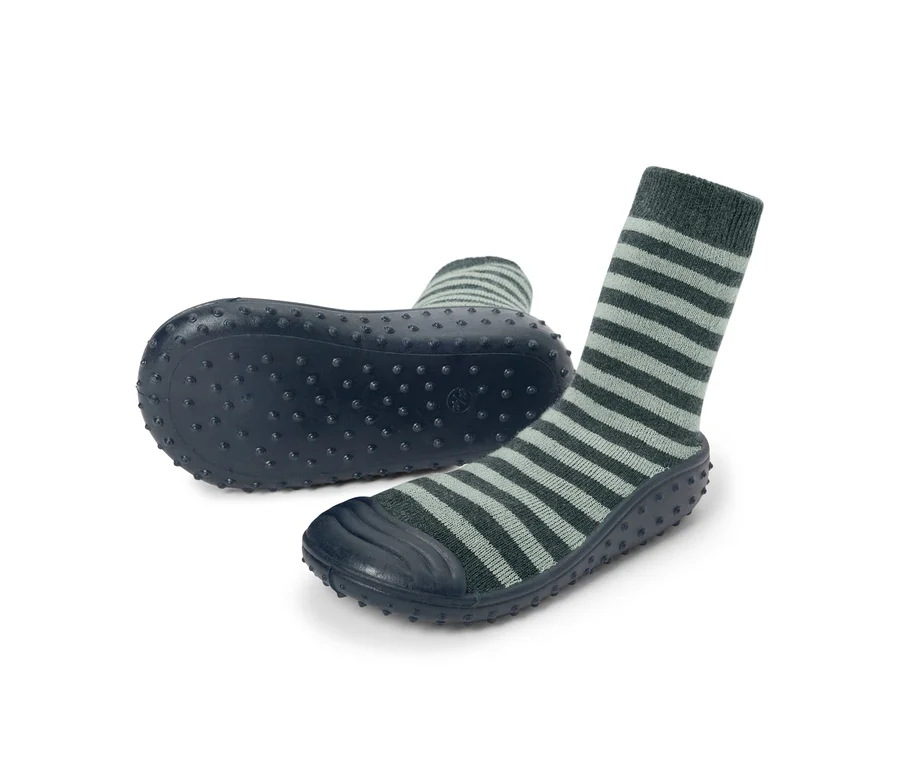 Gestreifte Socken-Hausschuhe mit rutschfester Sohle.