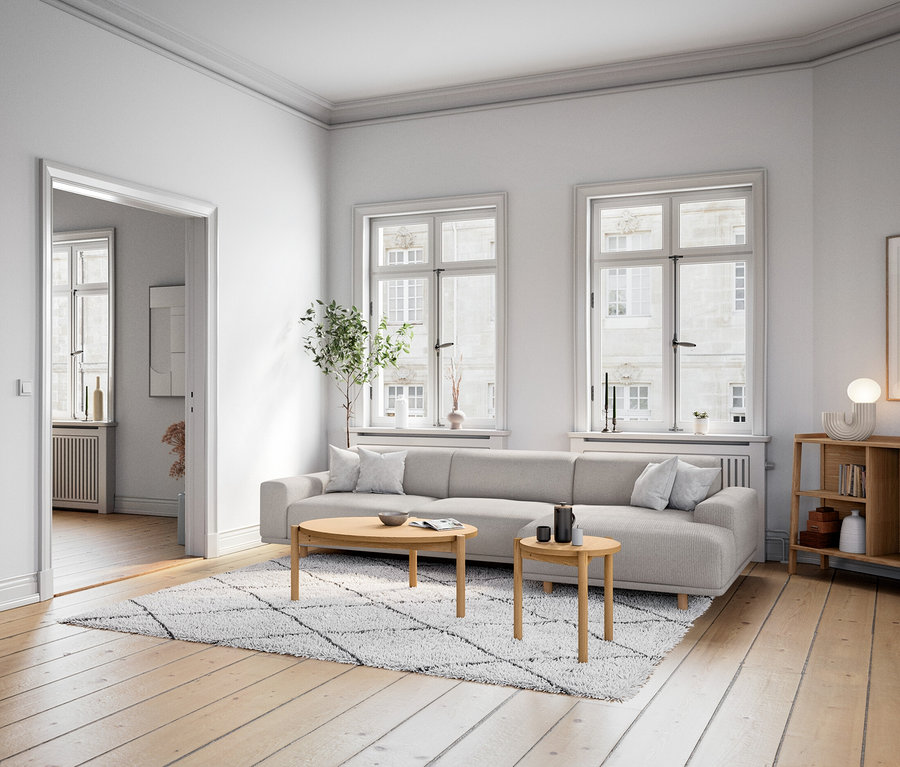 Wohnzimmer mit hellgrauem »Penelope« 2,5-Sitzer Sofa, Sideboard, Kommode und LED-Design-Tischleuchte auf einem Holztisch neben dem Sofa.