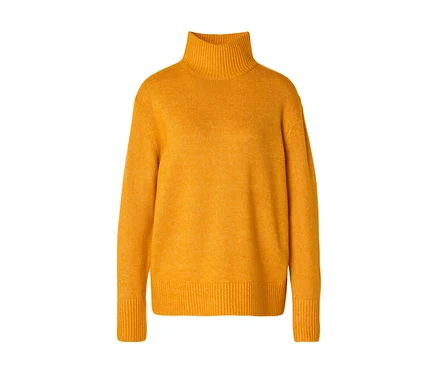 Gelber Rollkragenpullover mit langen Ärmeln und gerippten Bündchen, auf weißem Hintergrund.