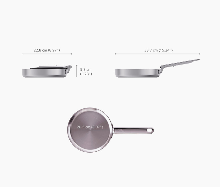 Joseph Joseph Edelstahl-Bratpfanne »Space Steel«, 20 cm. Die Pfanne ist aus drei Ansichten mit Maßen dargestellt: zusammengeklappt 22,8 cm breit und 5,8 cm hoch, mit ausgeklapptem Griff 38,7 cm lang und 20,5 cm Durchmesser.