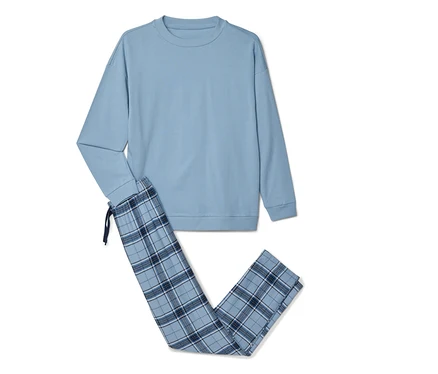 Zweiteiliger Pyjama-Set mit hellblauem Langarmshirt und blau karierter Pyjamahose mit Kordelzug.