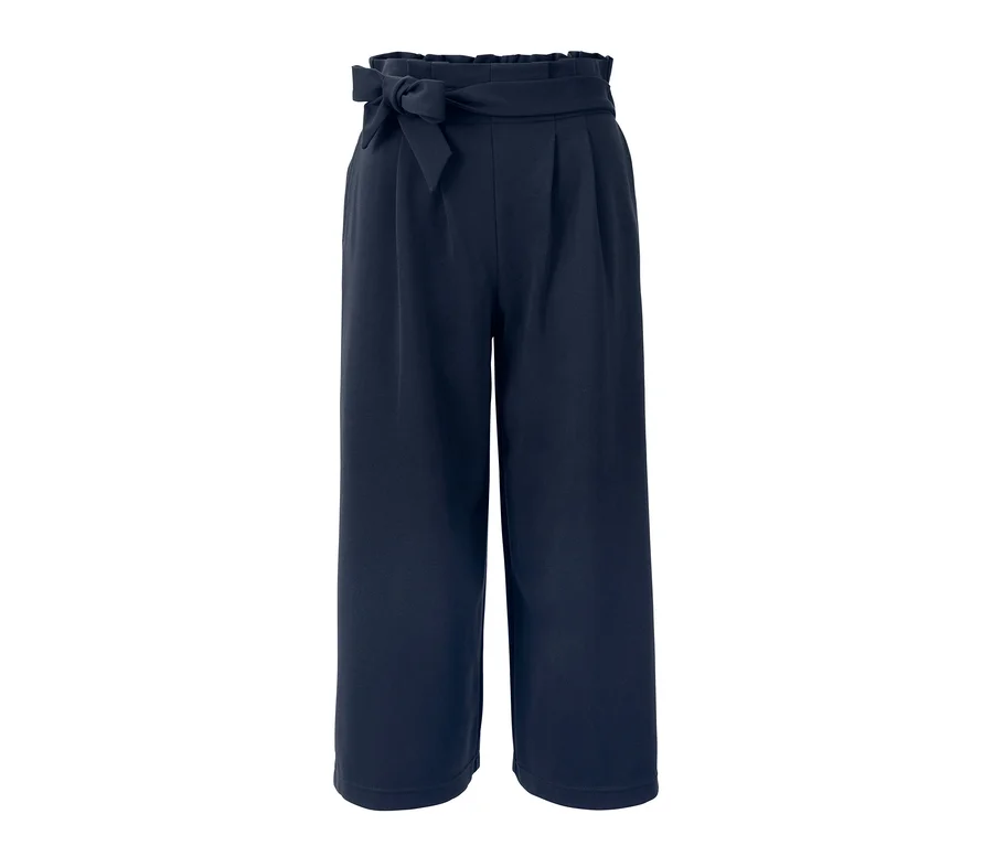 Marineblaue Culottehose mit Gürtel.