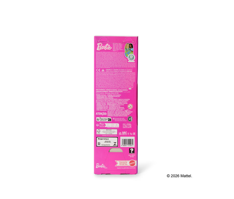 Rückseite einer pinken Barbie-Produktverpackung mit Warnhinweisen, Herstellerinformationen und verschiedenen Logos.