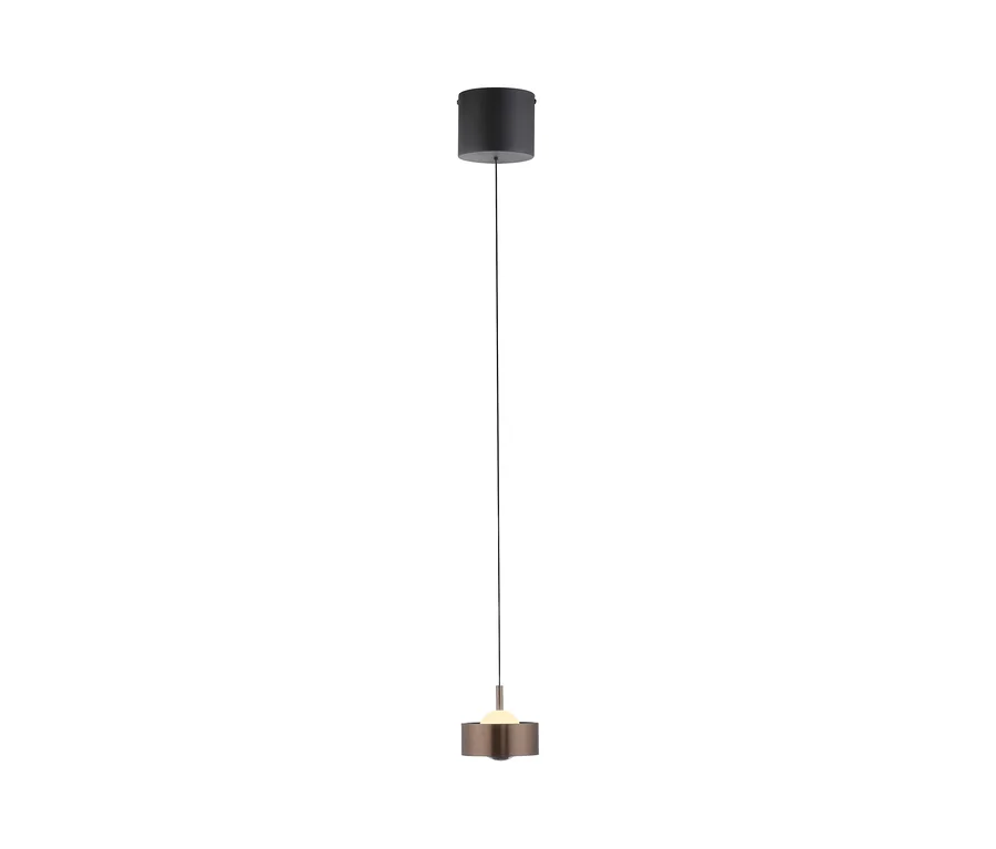 Eine minimalistische Pendelleuchte mit schwarzer zylindrischer Deckenhalterung, dünnem schwarzem Kabel und kleinem, rundem, bronzefarbenem Leuchtenkopf mit weißer Lichtquelle vor weißem Hintergrund.