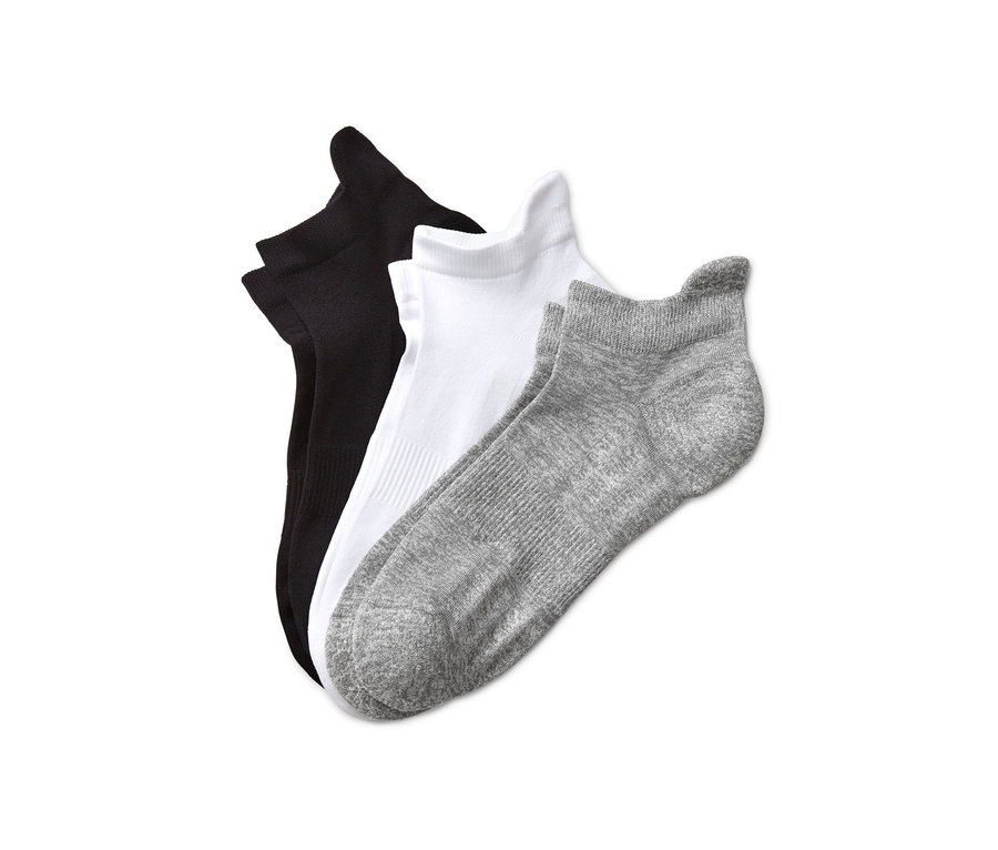 Drei Paar Funktions-Laufsocken in Schwarz, Weiß und Grau.