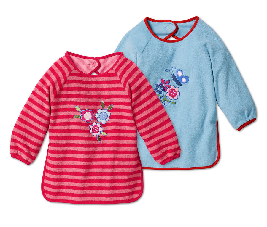 Zwei Ärmellätzchen: ein rosa-rot gestreiftes mit Blumen und ein blaues mit Schmetterling und Blumen.