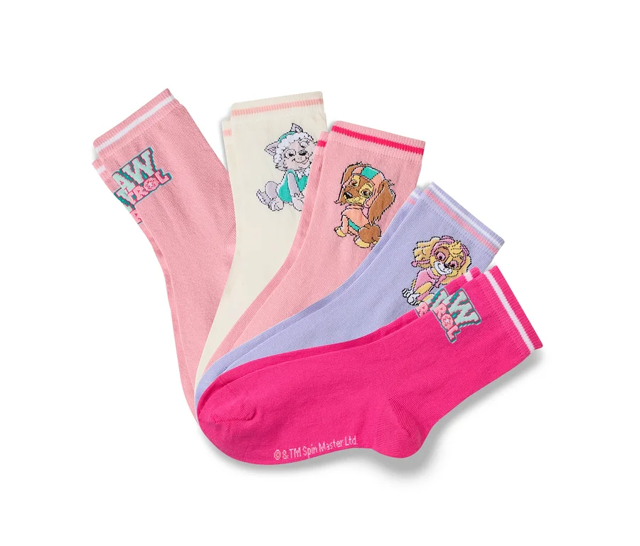 Fünf Paar bunte Socken mit Paw Patrol Motiven liegen übereinander.