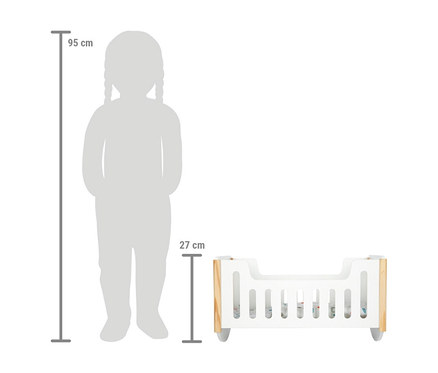 Graue Kindersilhouette (95 cm) mit Zöpfen neben einem weißen und naturfarbenen Puppenbett (27 cm) auf Rollen.
