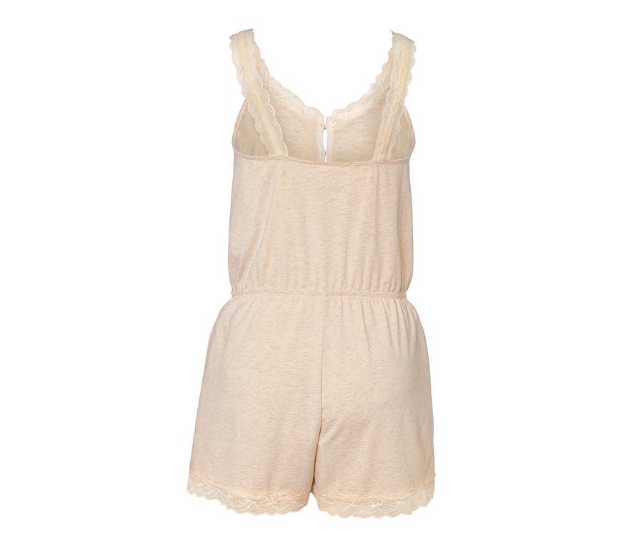 Beiger Jumpsuit-Pyjama mit Spitzendetails und Reissverschluss hinten.