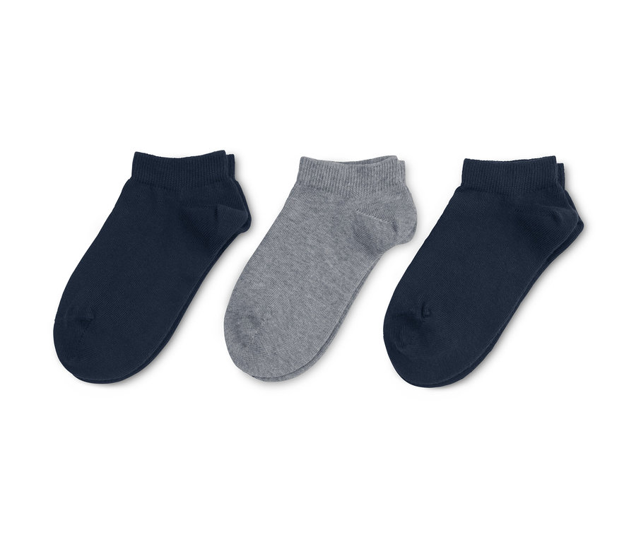 Drei Paar Sneakersocken auf weißem Hintergrund.