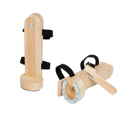 Zwei small foot Putzhufe-Sets aus Holz mit Hufkratzer und Bürste sind zu sehen.