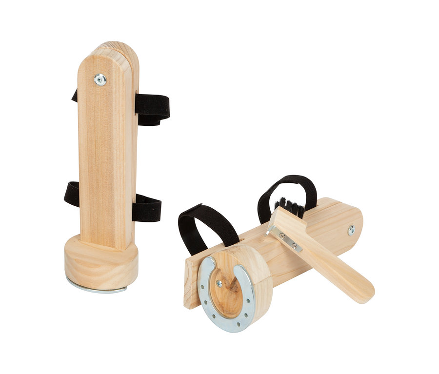Zwei small foot Putzhufe-Sets aus Holz mit Hufkratzer und Bürste sind zu sehen.
