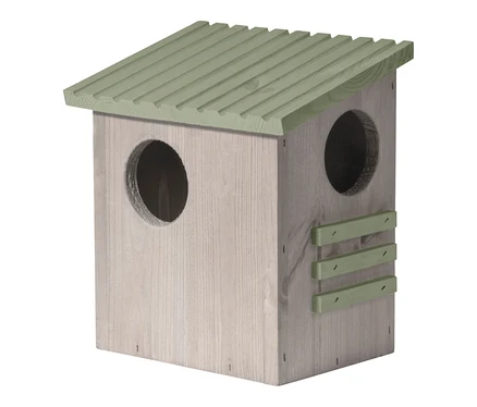 Holz-Vogelhaus mit schrägem, geripptem grünem Dach, zwei runden Öffnungen und drei grünen Querstreben an der Seite.