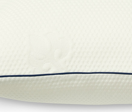 Detailaufnahme eines irisette®-Komfort-Schlafkissens mit blauer Paspel.