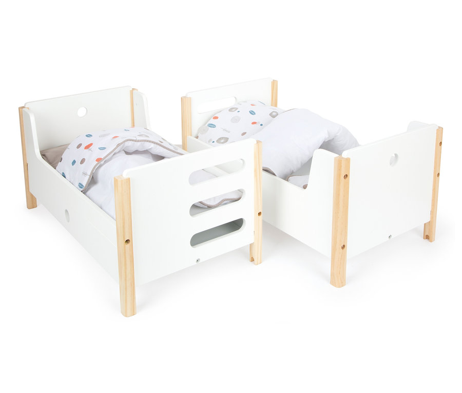 Zwei weiße small foot Puppenhochbetten "Little Button" mit Holzbeinen, weißen Kissen und bedruckten Decken stehen nebeneinander auf einem weißen Hintergrund.