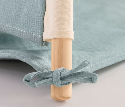 Detailaufnahme des Pinolino Zelt »Tipi Yuma« mit türkisfarbenem Stoff und Holzrahmen.