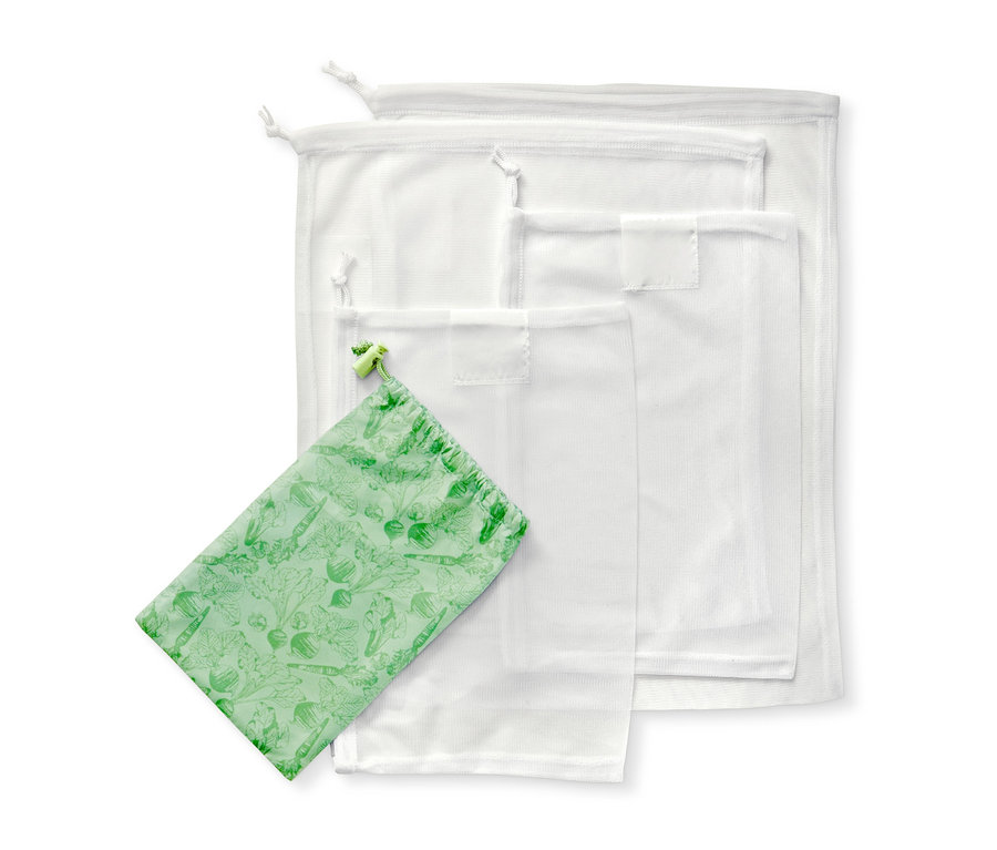 Vier Obst- und Gemüsenetze, drei weiße und ein grünes mit Gemüse-Muster.