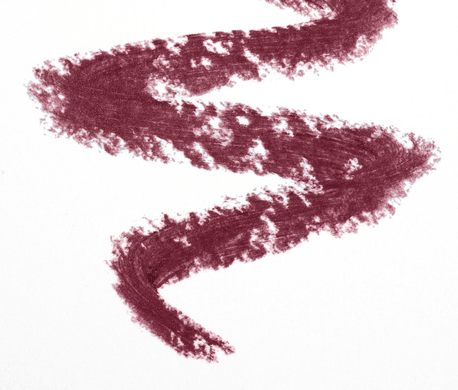 Zickzack-Strich von Lippenstift und Lipliner auf weißem Grund.