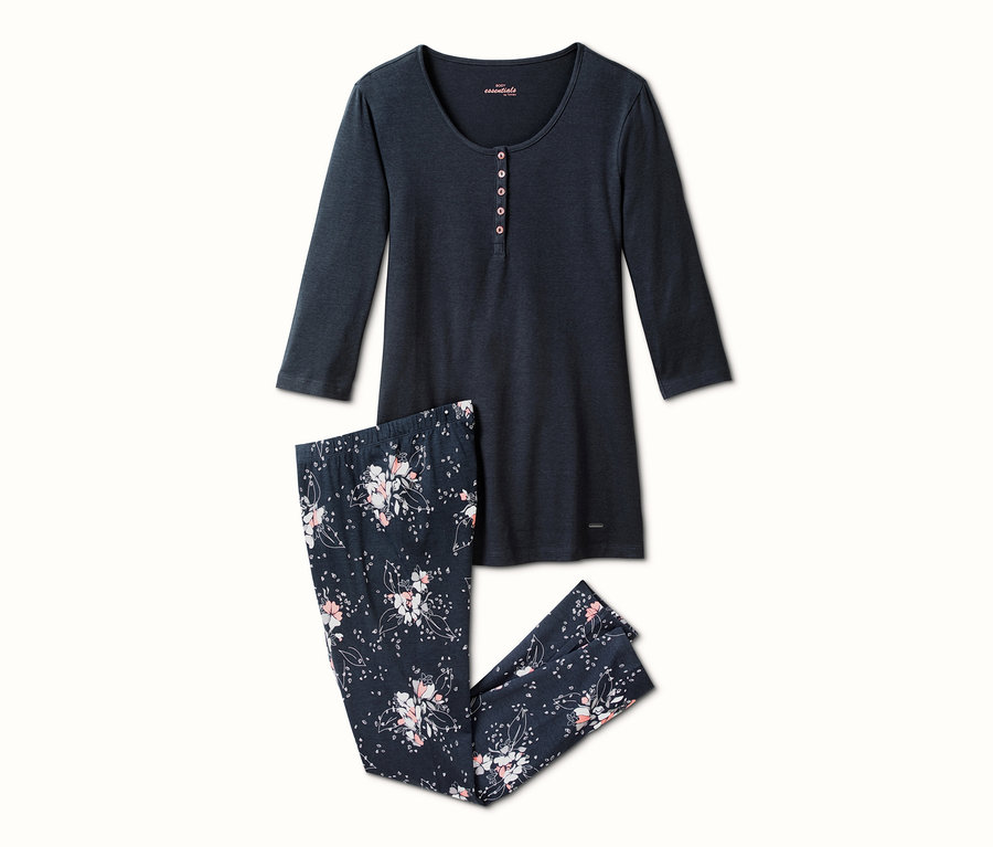 Dunkelblauer Pyjama mit Blumenmuster.