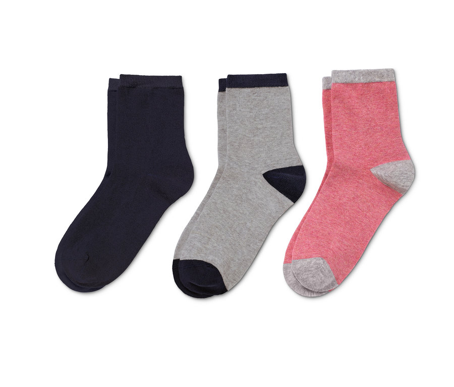 Drei Paar Socken.