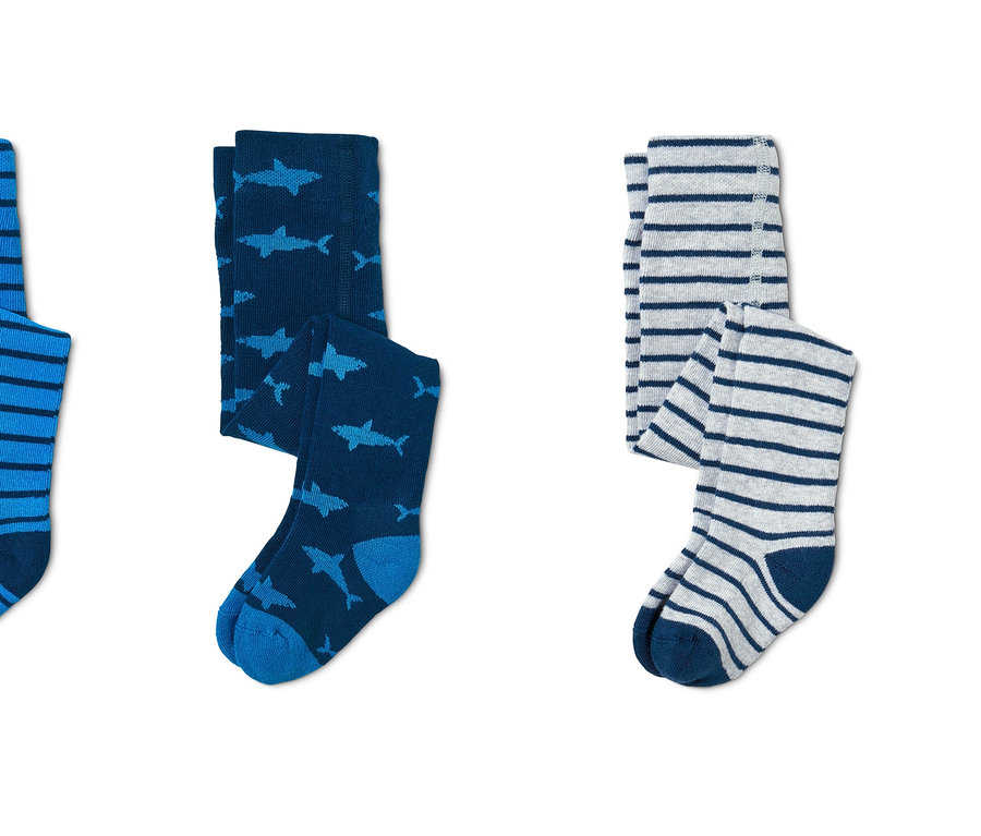 Drei Paar Strumpfhosen: blau gestreift, dunkelblau mit Haien und grau gestreift.