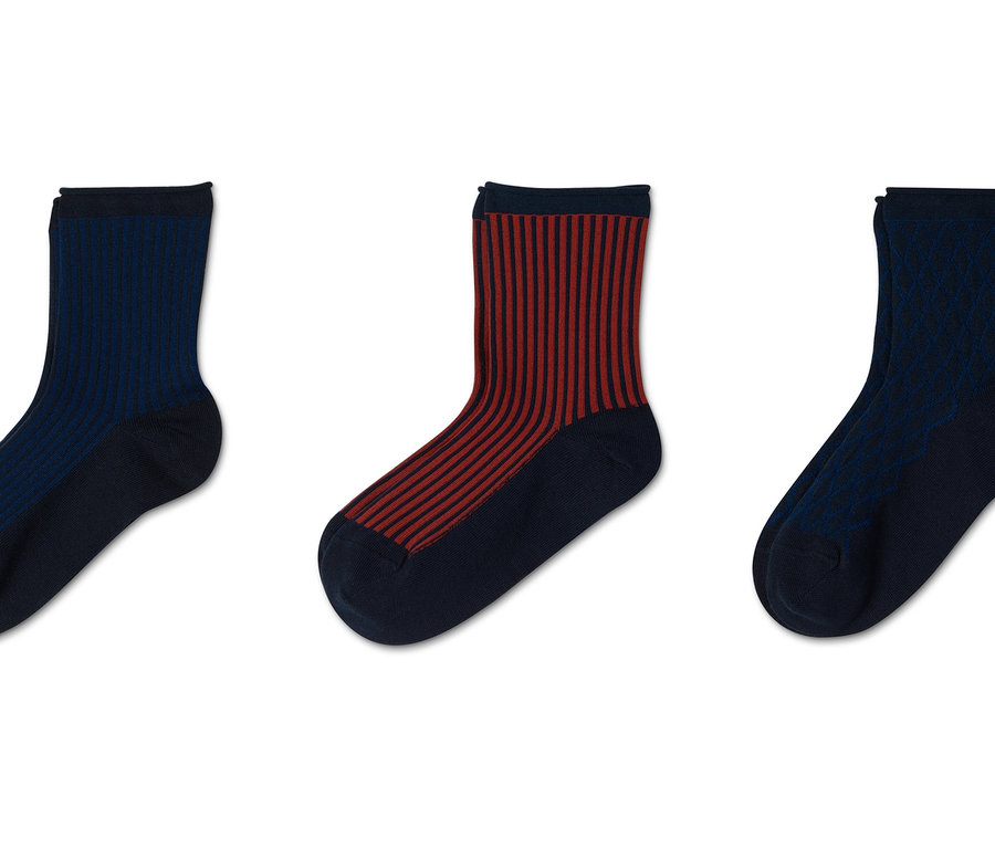 Drei Paar Socken.