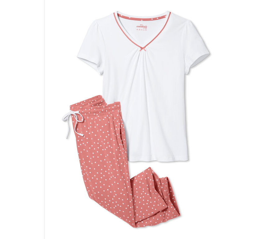 Weißes Shirt und 3/4-Hose mit rosa Punkten.