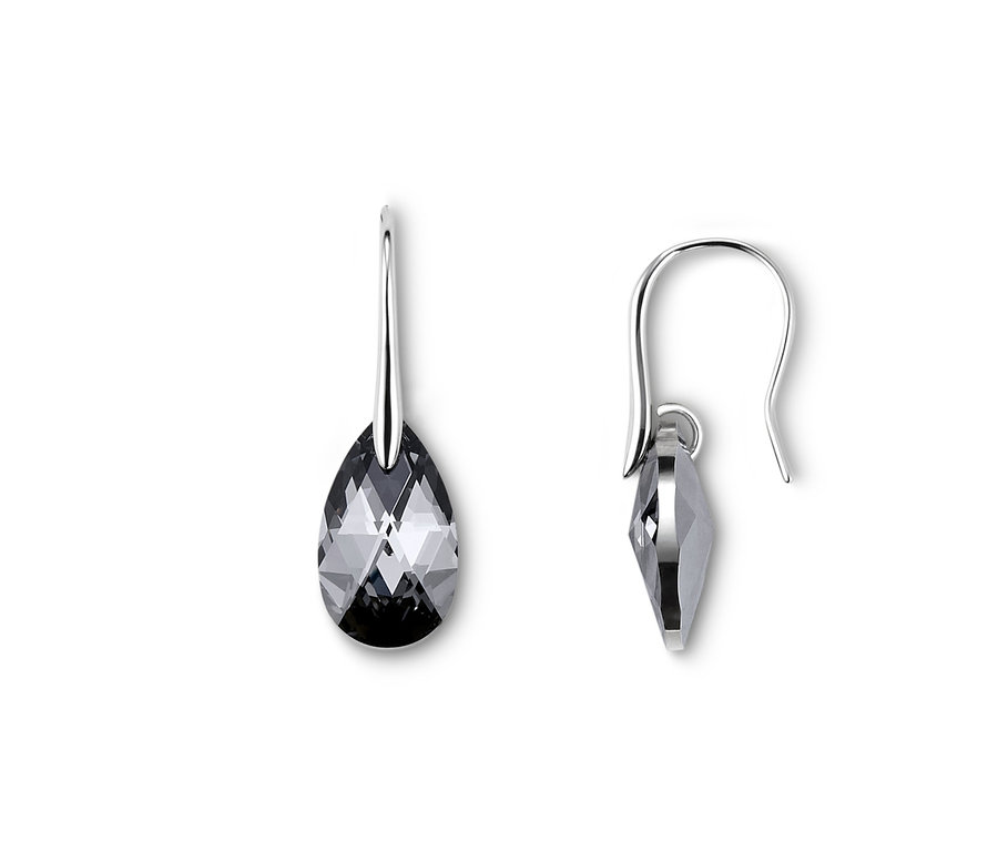 Zwei Ohrhänger verziert mit Swarovski® Kristallen auf weißem Hintergrund.