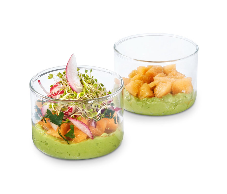 Zwei Gläser mit Avocado-Dip, eines mit Radieschen und Sprossen, das andere mit Melonenstücken. 4 Portions- und Ofengläser.