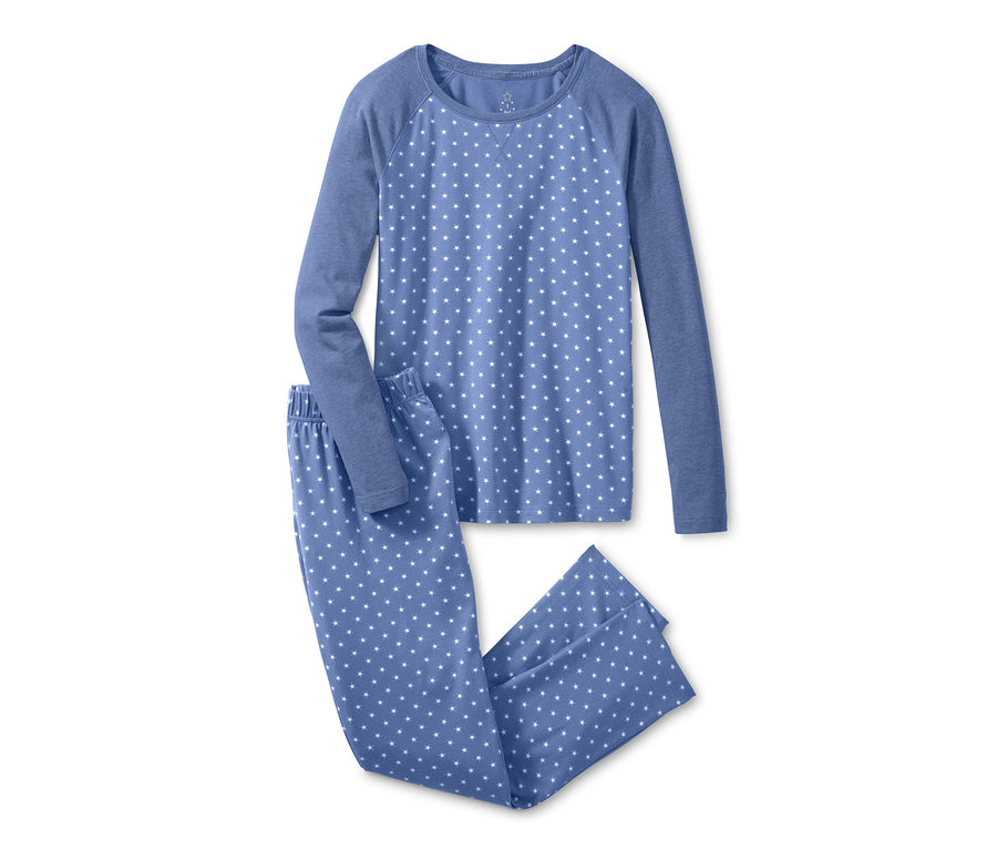 Blauer Pyjama mit weißen Punkten.