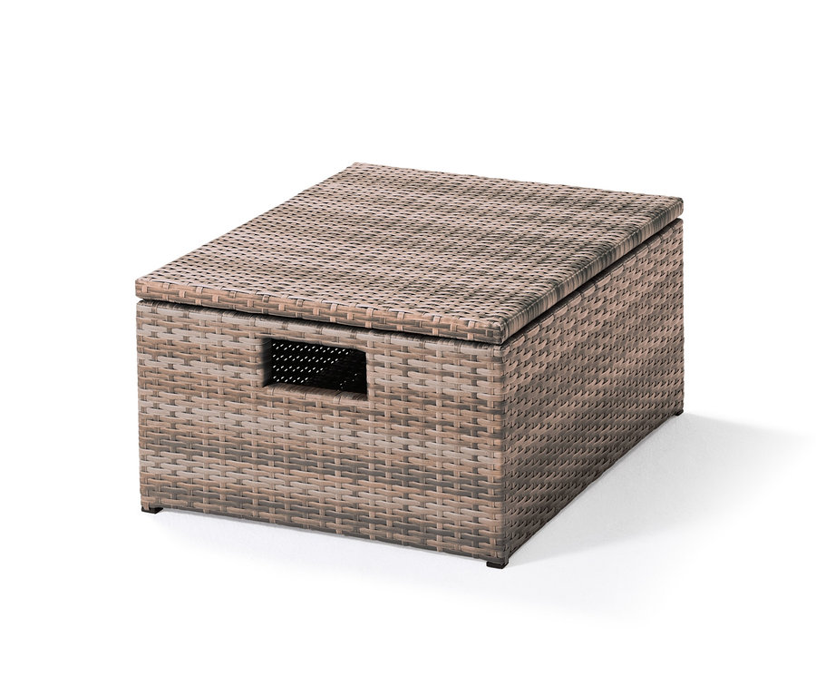 Loungesessel mit Fußteil aus Polyrattan.