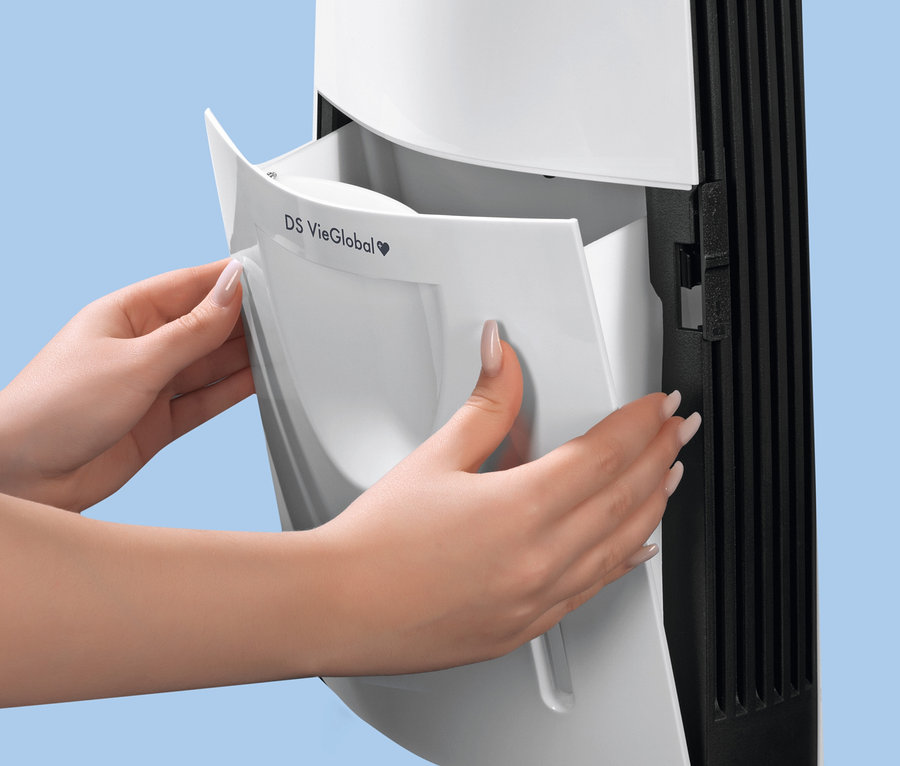 Frau öffnet weißen DS VieGlobal Thermalsole-Verdunster.