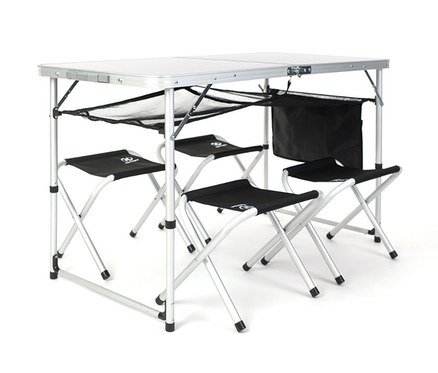 Aufgebauter silberner Klapptisch mit schwarzem Netz und schwarzer Tasche und vier schwarzen Klappstühlen mit silbernem Gestell.