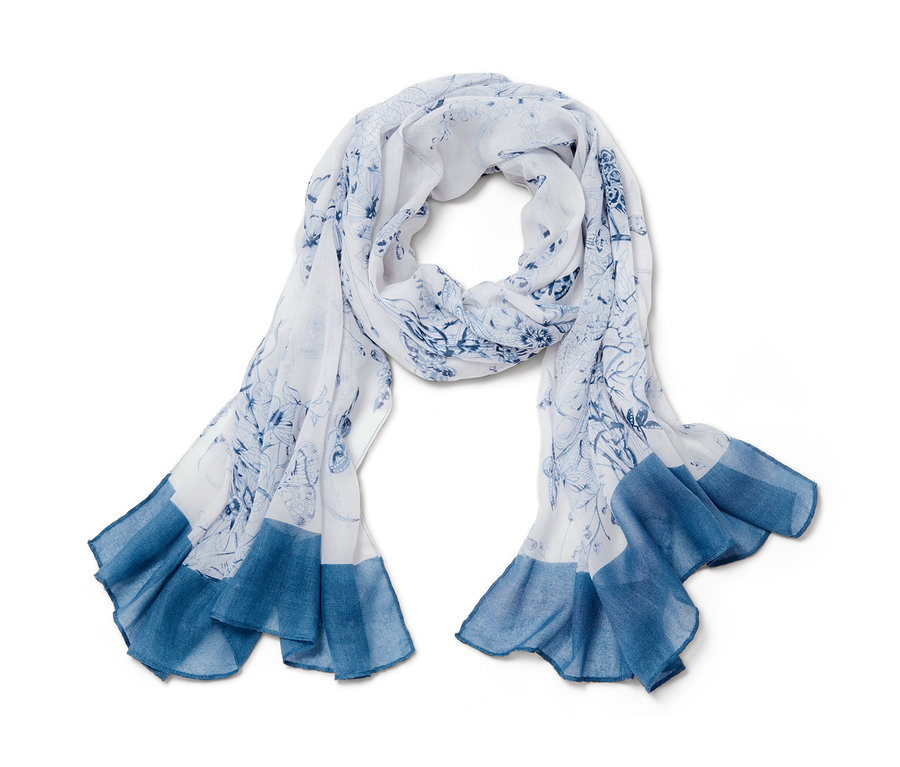 Ein weißer Webschal mit blauem Blumenmuster.