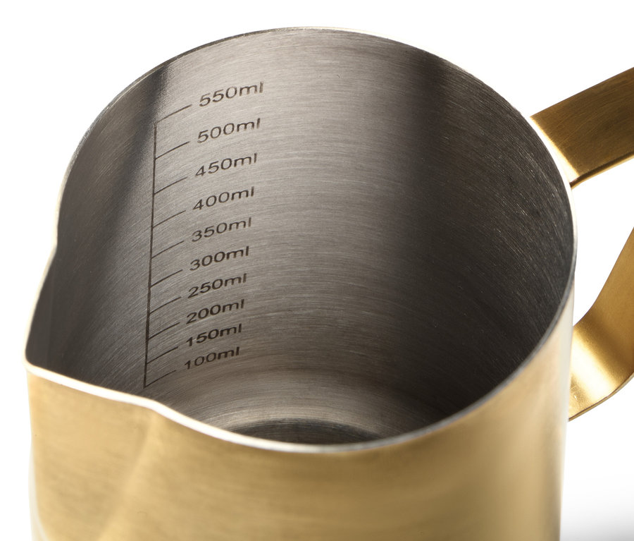 Detailaufnahme eines goldenen Milchkännchens mit Volumenmarkierungen.